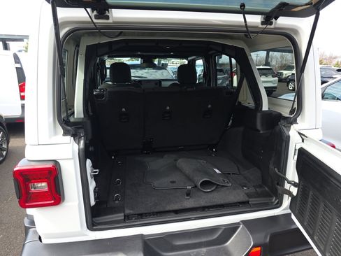 Used 2025 Jeep Wrangler Sahara image 6