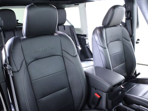 Used 2023 Jeep Wrangler Sahara w/ Cold Weather Group image 19