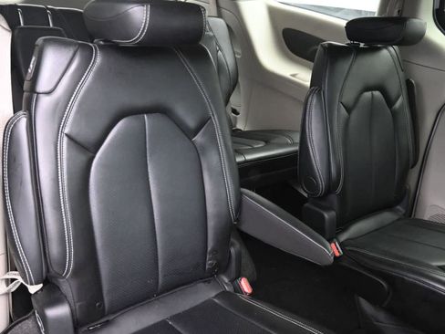Used 2024 Chrysler Pacifica Touring-L FWD image 22