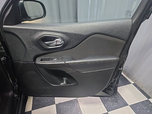 Used 2016 Jeep Cherokee Latitude w/ Cold Weather Group image 6