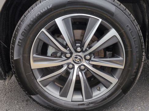 Used 2022 Toyota Venza LE image 14