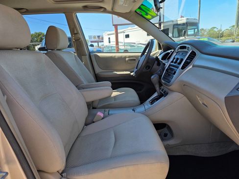 Used 2005 Toyota Highlander 4WD V6 w/ 3rd Row image 15