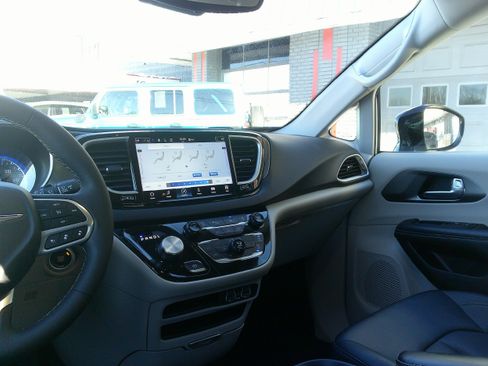 Used 2024 Chrysler Pacifica Touring-L image 21