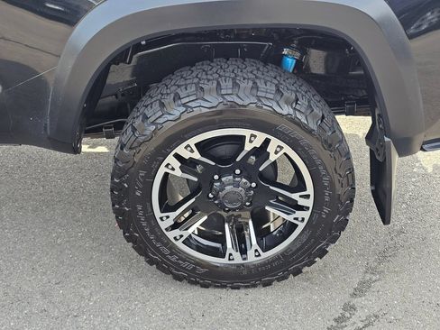 Used 2019 Toyota Tacoma TRD Off-Road w/ TRD Premium Off Road Package AWD/4WD image 12