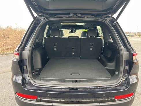 Used 2024 Jeep Grand Cherokee Limited w/ Black Appearance Package AWD/4WD image 28