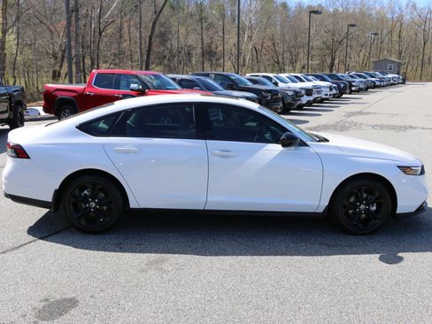 Used 2025 Honda Accord SE image 9