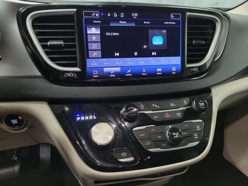 Used 2024 Chrysler Pacifica Touring-L FWD image 14