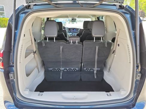 Used 2023 Chrysler Pacifica Touring-L FWD image 25