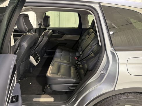 Used 2024 Lincoln Nautilus Premier image 11