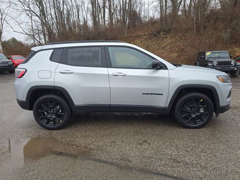 New 2026 Jeep Compass Latitude image 3