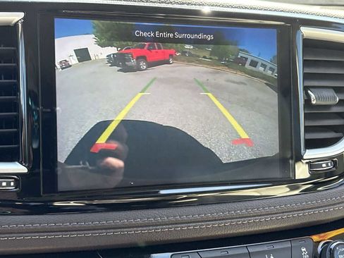 Used 2021 Chrysler Pacifica Touring-L FWD image 14