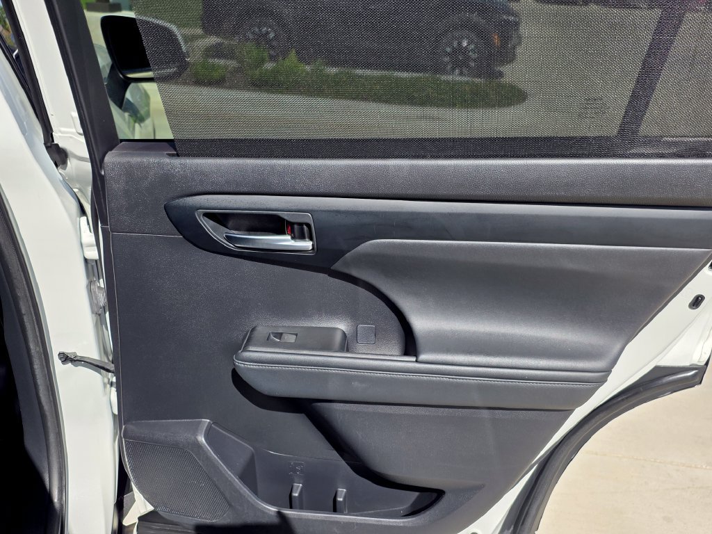 Used 2021 Toyota Highlander XLE FWD image 16