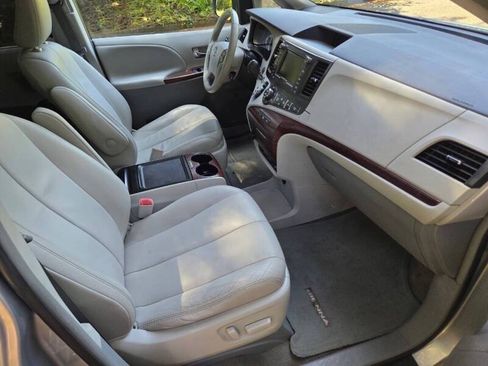 Used 2012 Toyota Sienna XLE w/ Premium Pkg FWD image 11