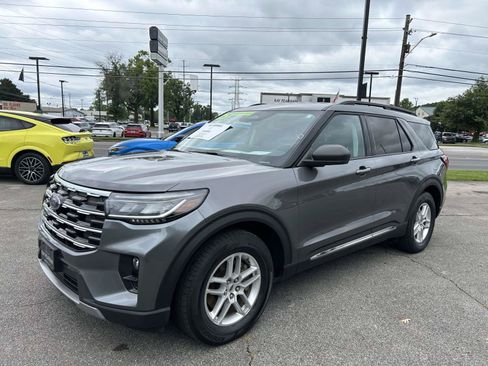 Used 2025 Ford Explorer Active w/ Active Comfort Package RWD image 9