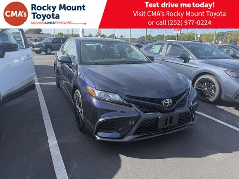 Used 2022 Toyota Camry SE FWD image 1