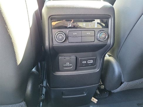 Used 2023 GMC Acadia SLT image 20