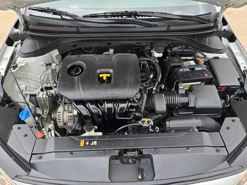 Used 2020 Hyundai Elantra SE w/ Cargo Package (C1) FWD image 17