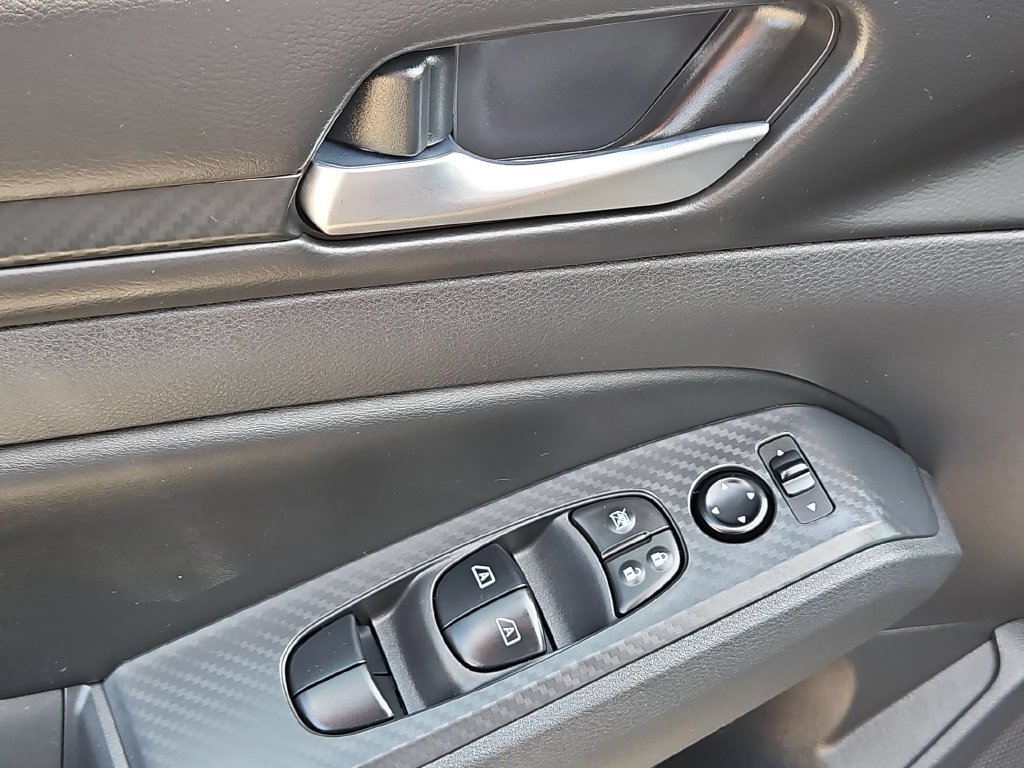 Used 2025 Nissan Altima 2.5 SV FWD image 13