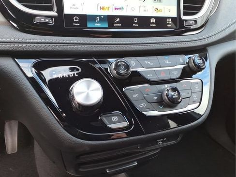 New 2026 Chrysler Pacifica Select FWD image 21