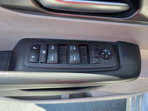 Used 2023 Chrysler Pacifica Touring-L FWD image 13
