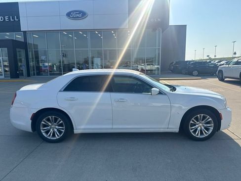 Used 2017 Chrysler 300 Limited RWD image 4