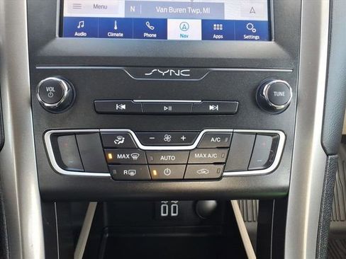 Used 2020 Ford Fusion SE image 21