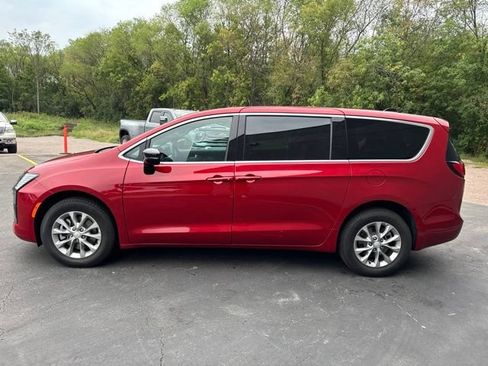 Used 2027 Chrysler Pacifica Select AWD/4WD image 5