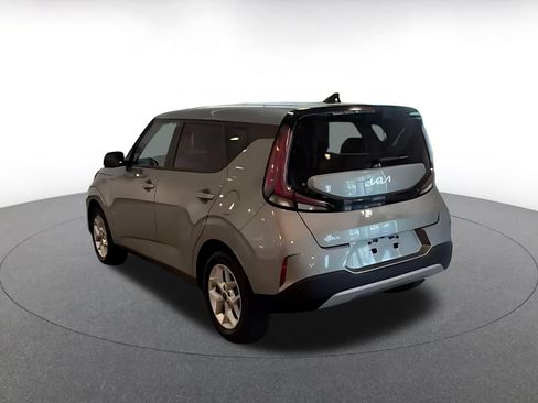 Used 2025 Kia Soul LX w/ LX Technology Package FWD image 8