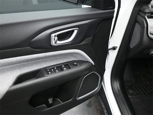 Used 2025 Jeep Compass Sport image 21