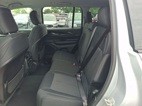 Used 2023 Jeep Grand Cherokee Laredo AWD/4WD image 10