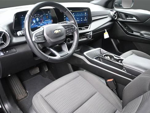 Used 2025 Chevrolet Equinox LT w/ Safety and Technology Package FWD image 2