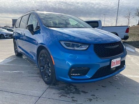 New 2026 Chrysler Pacifica Select w/ S Appearance Package FWD image 8