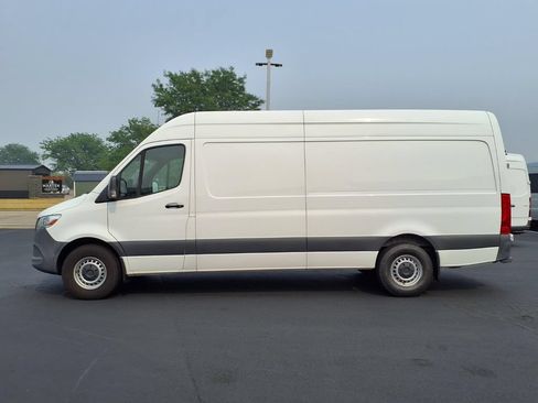 Used 2022 Mercedes-Benz Sprinter 2500 image 2