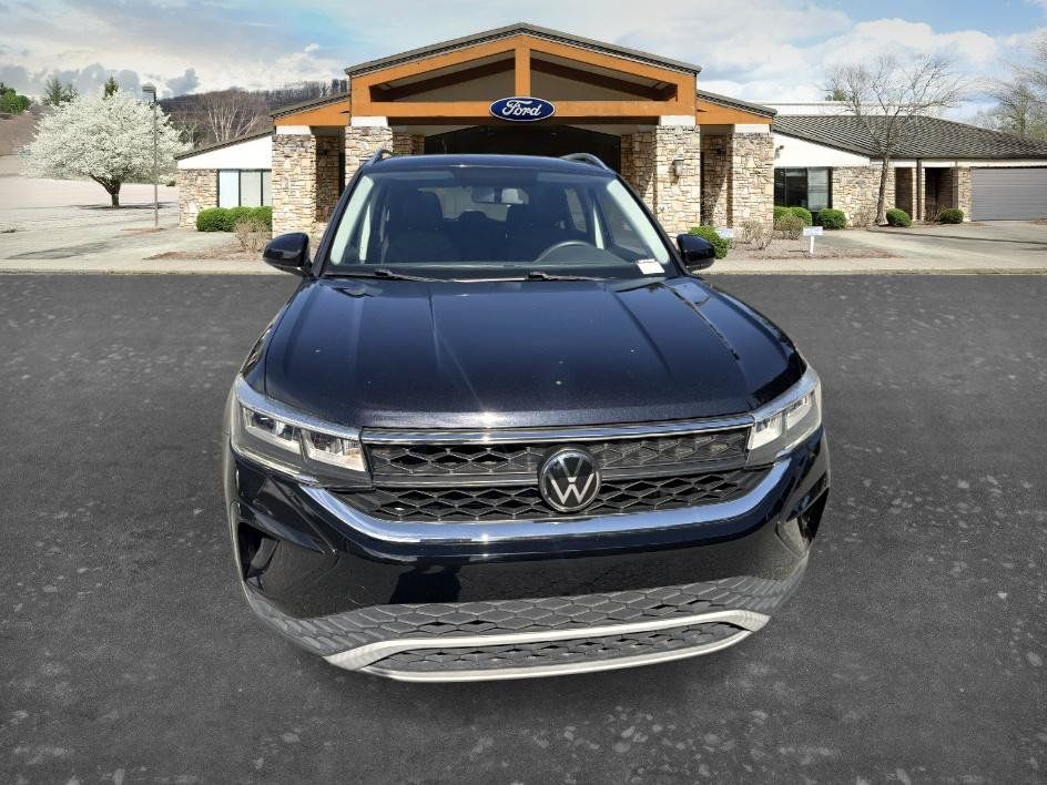 Used 2022 Volkswagen Taos SE FWD image 2