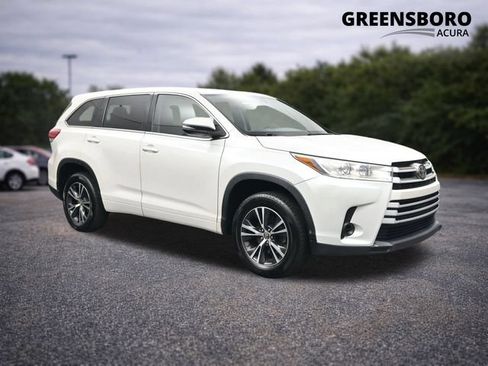 Used 2018 Toyota Highlander LE FWD image 1