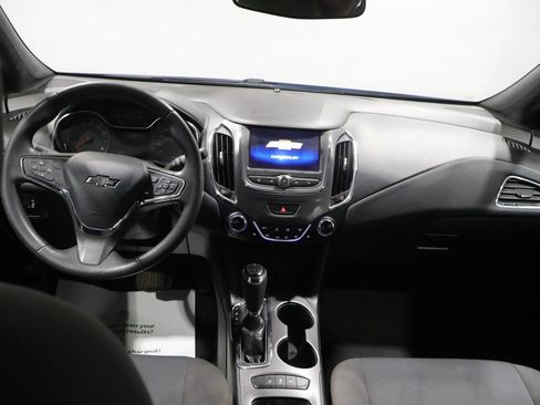 Used 2019 Chevrolet Cruze LT w/ Convenience Package FWD image 17