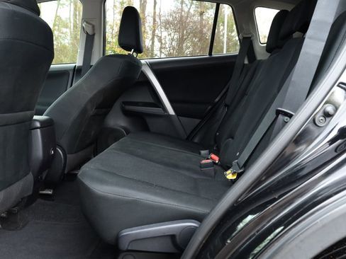 Used 2017 Toyota RAV4 LE image 9