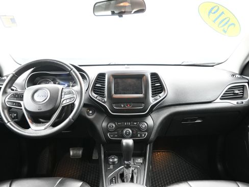 Used 2019 Jeep Cherokee Latitude Plus w/ Cold Weather Group AWD/4WD image 19