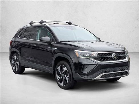 Used 2024 Volkswagen Taos SE image 3