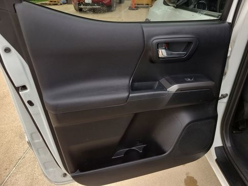 Used 2021 Toyota Tacoma TRD Off-Road image 13