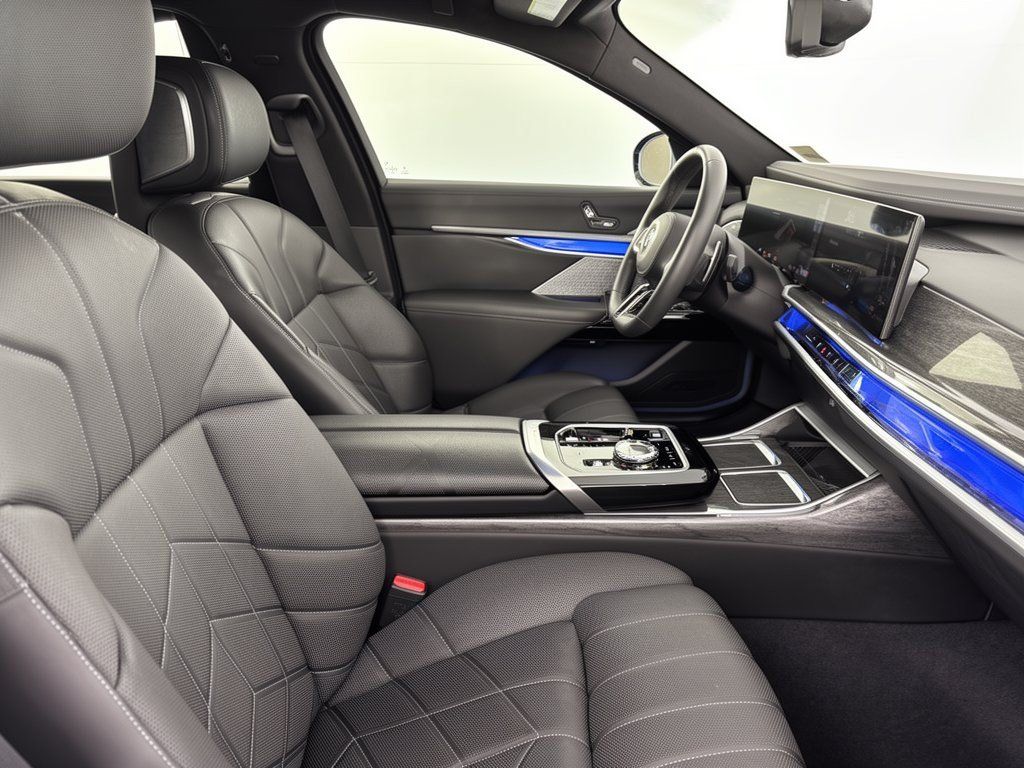 Used 2023 BMW 760i xDrive AWD/4WD image 30