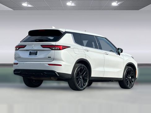 Used 2023 Mitsubishi Outlander SE image 8