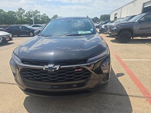 Used 2024 Chevrolet Trax RS w/ Sunroof Package FWD image 2