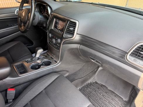 Used 2021 Jeep Grand Cherokee Laredo AWD/4WD image 41