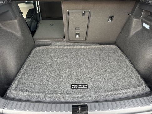 Used 2025 Volkswagen Taos SE w/ Panoramic Sunroof Package image 14