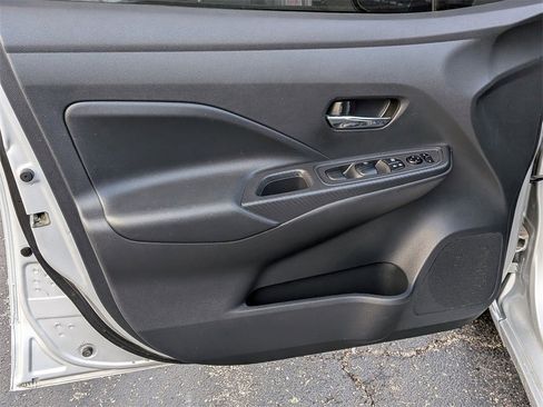 Used 2023 Nissan Versa SV image 9