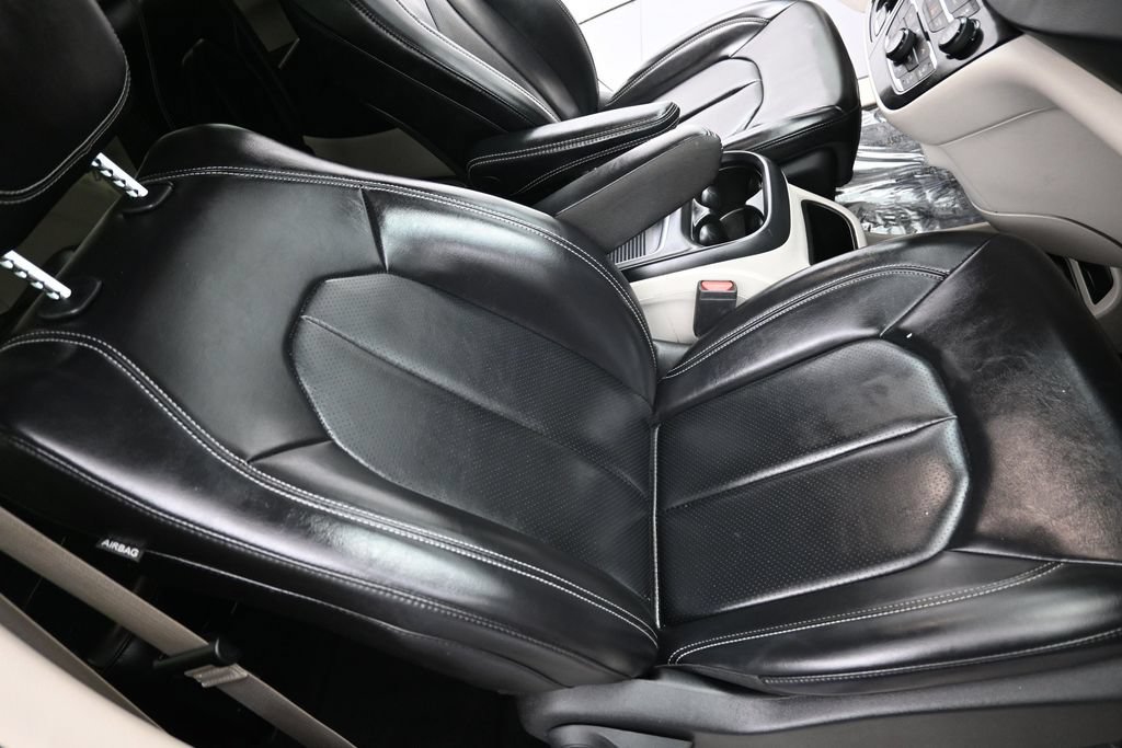 Used 2023 Chrysler Pacifica Touring-L FWD image 19
