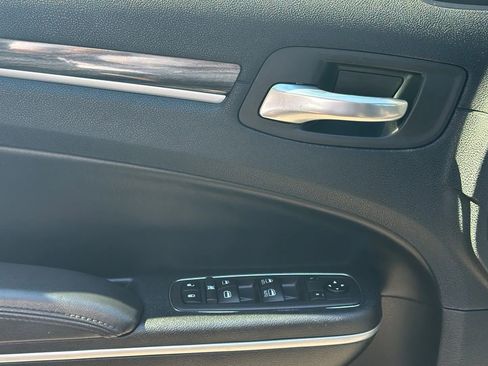 Used 2019 Chrysler 300 Touring w/ Sport Appearance Package image 10