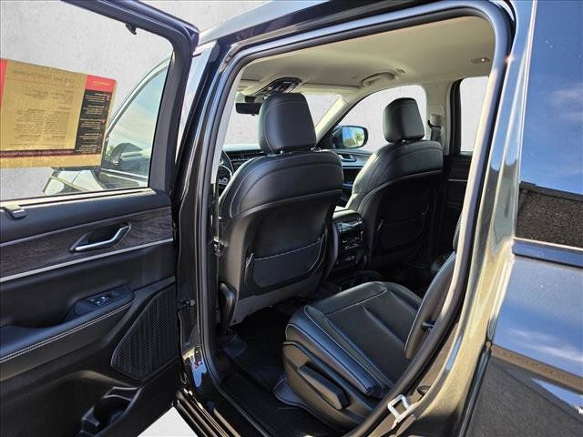Used 2023 Jeep Grand Cherokee L Limited w/ Luxury Tech Group II AWD/4WD image 17