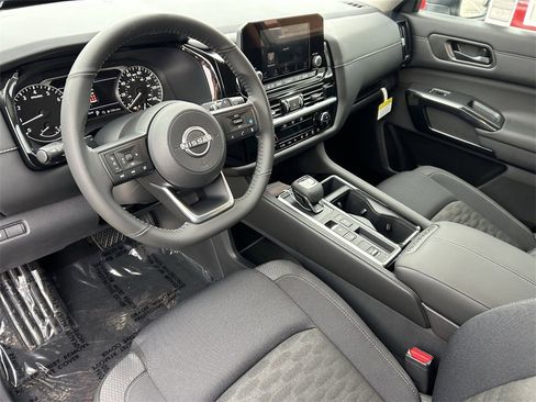 New 2025 Nissan Pathfinder SV w/ Black Appearance Package image 18